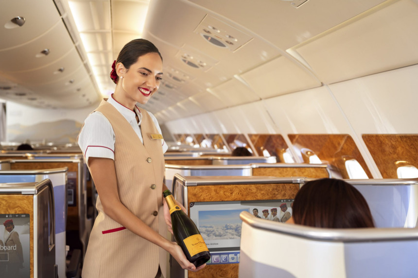 Emirates eleva la experiencia a bordo con nuevos platillos acompañados con champán de alta gama